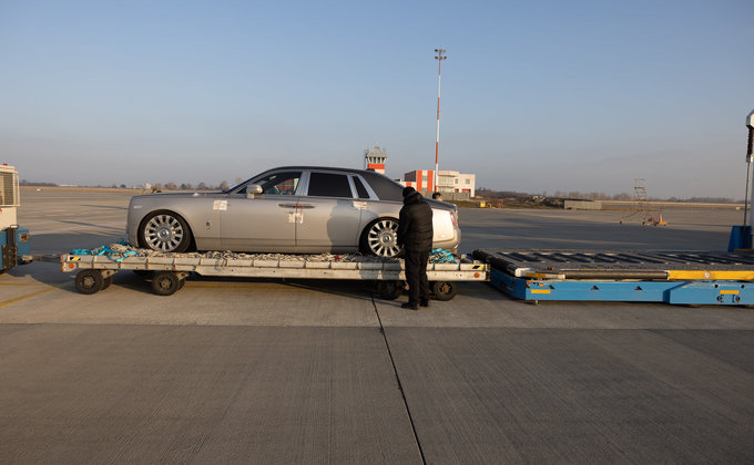 Rolls-Royce у літаку. Україна передала Німеччині суперкари у справі про шахрайство: відео