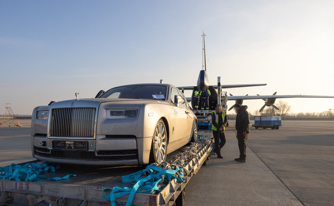 Rolls-Royce у літаку. Україна передала Німеччині суперкари у справі про шахрайство: відео