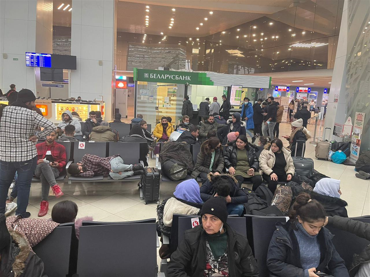 Ирак начинает возвращать мигрантов из Беларуси – фото из аэропорта Минска