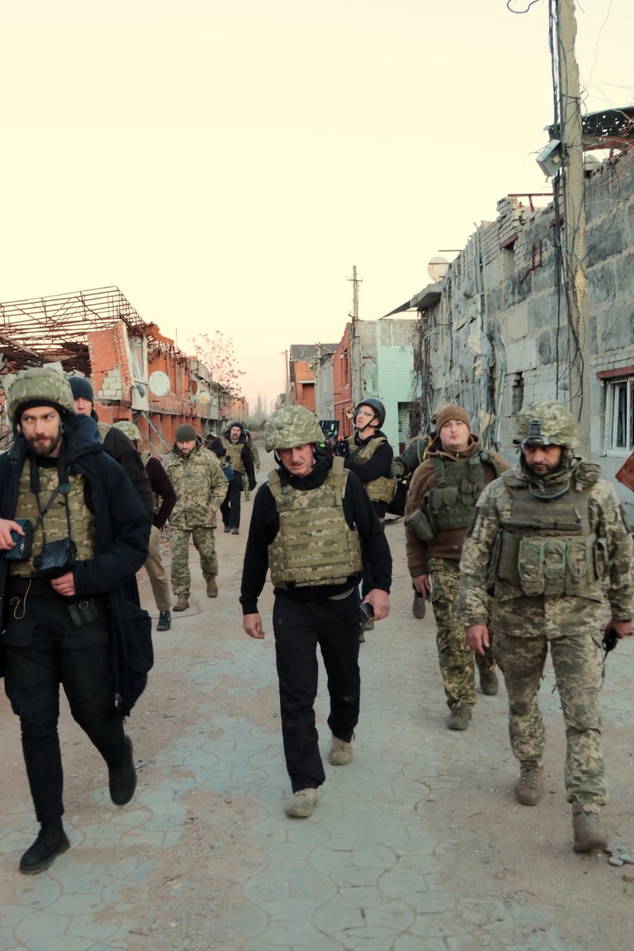 Фото: facebook.com/GeneralStaff.ua Шон Пенн побывал на Донбассе, где пообщался с украинскими военными: фото