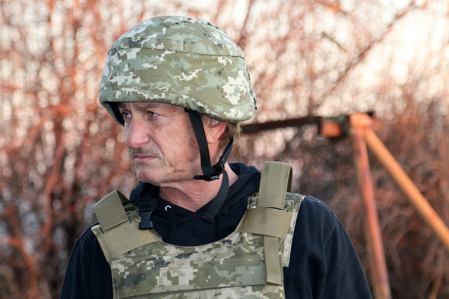 Фото: facebook.com/GeneralStaff.ua Шон Пенн побывал на Донбассе, где пообщался с украинскими военными: фото