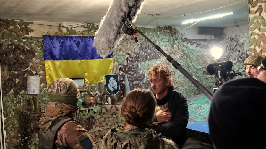 Фото: facebook.com/GeneralStaff.ua Шон Пенн побывал на Донбассе, где пообщался с украинскими военными: фото