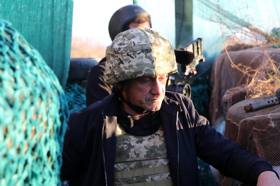 Фото: facebook.com/GeneralStaff.ua Шон Пенн побывал на Донбассе, где пообщался с украинскими военными: фото