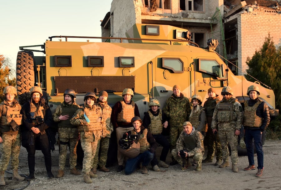 Фото: facebook.com/GeneralStaff.ua Шон Пенн побывал на Донбассе, где пообщался с украинскими военными: фото