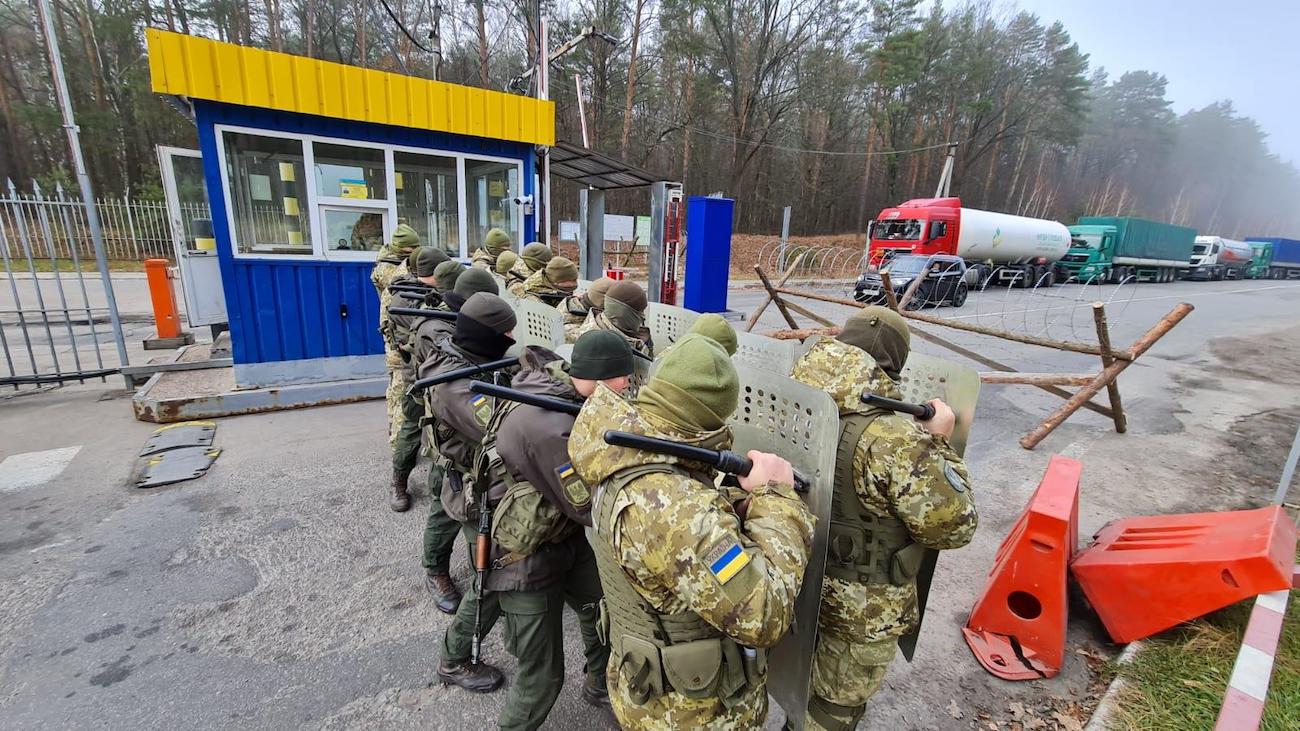 Фото: Держприкордонслужба Колючий дріт, щити та кийки. На кордоні з Білоруссю відпрацьовують відсіч натовпу: фото