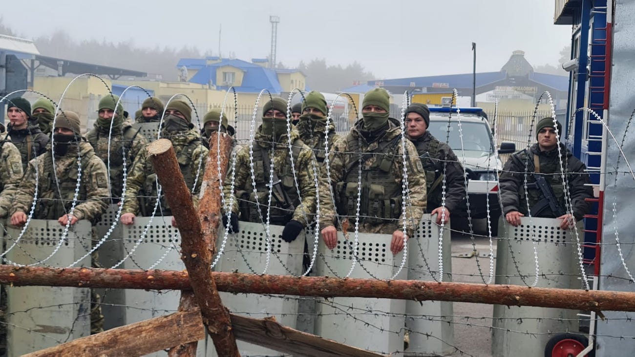 Колючий дріт, щити та кийки. На кордоні з Білоруссю відпрацьовують відсіч натовпу: фото
