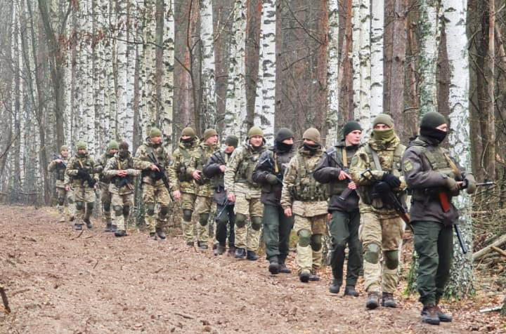 Фото: Держприкордонслужба Колючий дріт, щити та кийки. На кордоні з Білоруссю відпрацьовують відсіч натовпу: фото