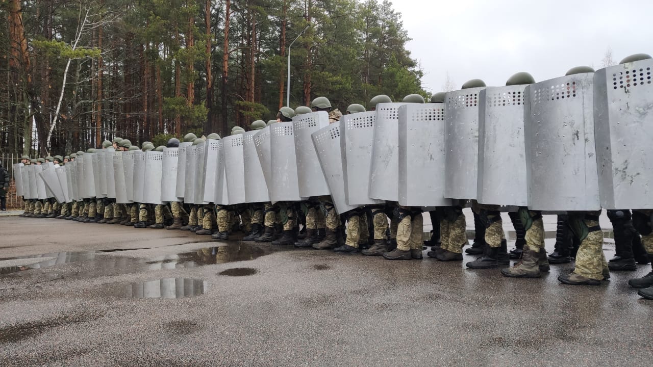 Фото: Держприкордонслужба Колючий дріт, щити та кийки. На кордоні з Білоруссю відпрацьовують відсіч натовпу: фото