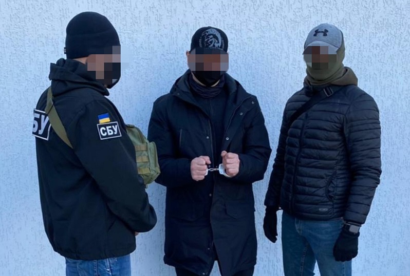Задержание (Фото – СБУ) СБУ заявила, что взяла одного из главарей боевиков. Он захватывал Луганский аэропорт: фото