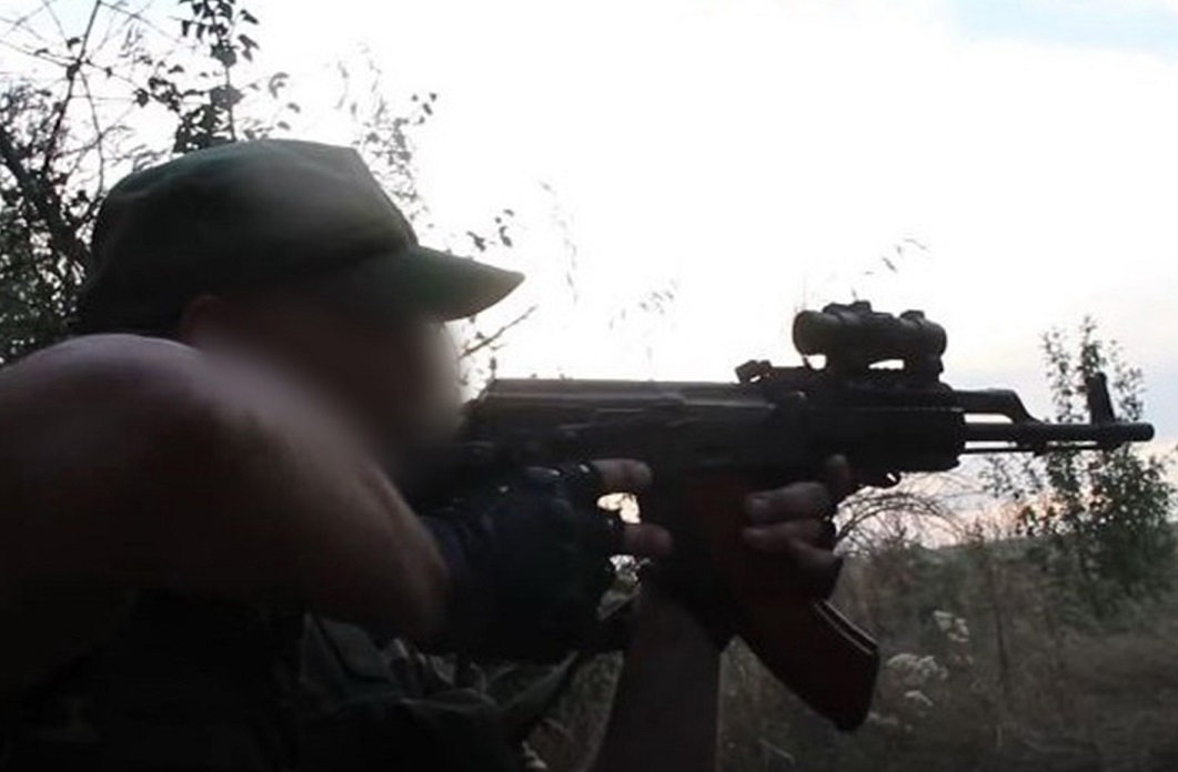 Задержанный боевик (Фото – СБУ) СБУ заявила, что взяла одного из главарей боевиков. Он захватывал Луганский аэропорт: фото