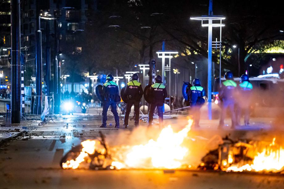 Протесты в Нидерландах (Фото 3 – EPA) "Оргия насилия". В Нидерландах COVID-протест перерос в беспорядки, полиция стреляла
