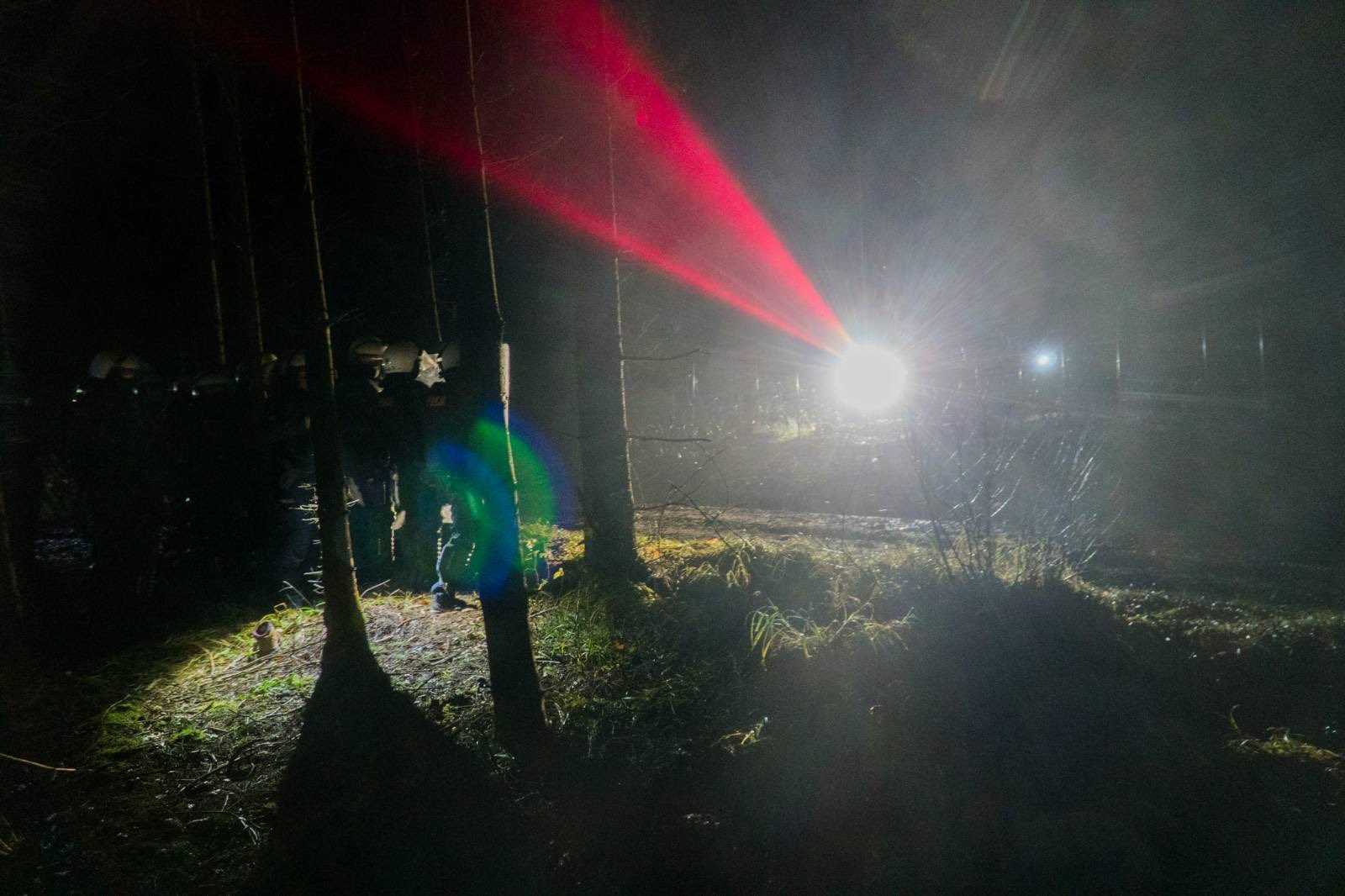 150 мигрантов пытались прорваться в Польшу: пограничников слепили лазерами – фото, видео