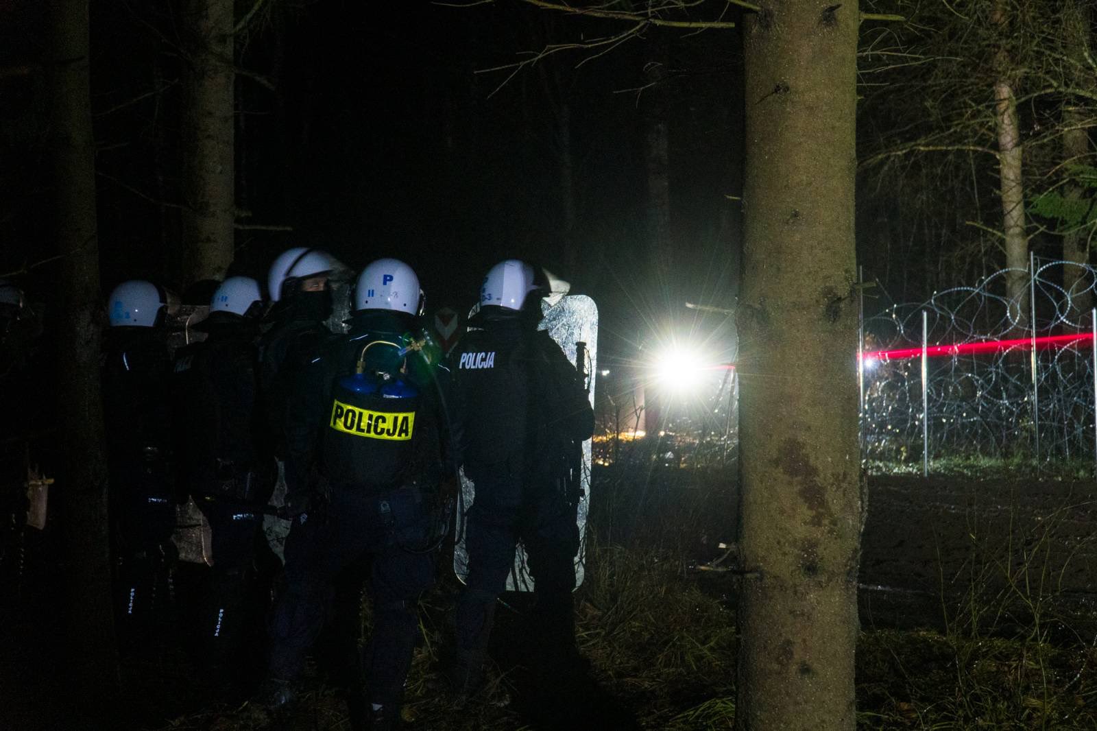 150 мигрантов пытались прорваться в Польшу: пограничников слепили лазерами – фото, видео