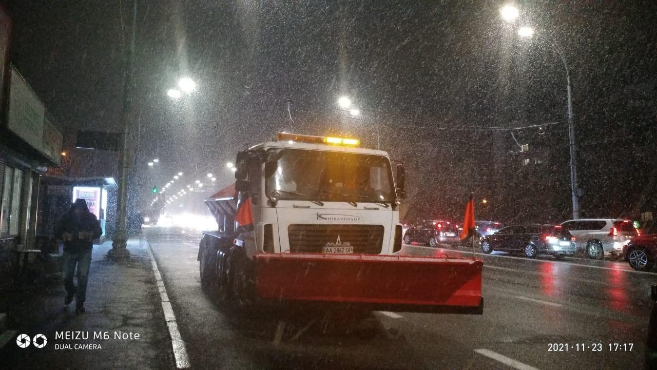 В Киеве прошел первый снег: коммунальщики убирают, город встал в пробках – карта, фото