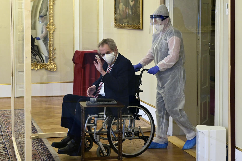 Земан назначил Фиалу премьер-министром. Президент Чехии сидел в стеклянном боксе – фото