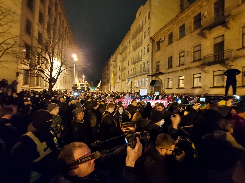 Акция протеста возле Офиса президента 21 ноября (фото – Эльдар Сарахман/Украинская правда)