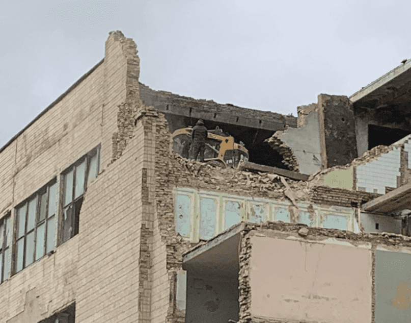 В центре Киева разрушают здания завода Арсенал. Построят рынок – фото, видео