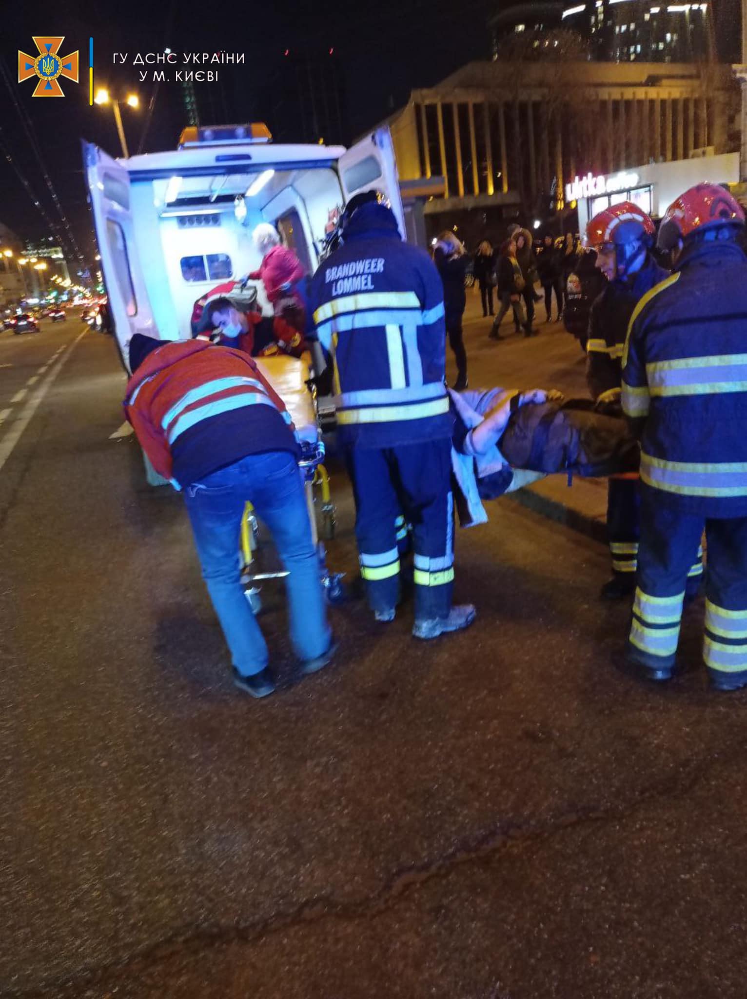 Фото: ДСНС Жінку, яка впала під потяг у метро Києва, деблокували рятувальники. Вона жива: відео, фото