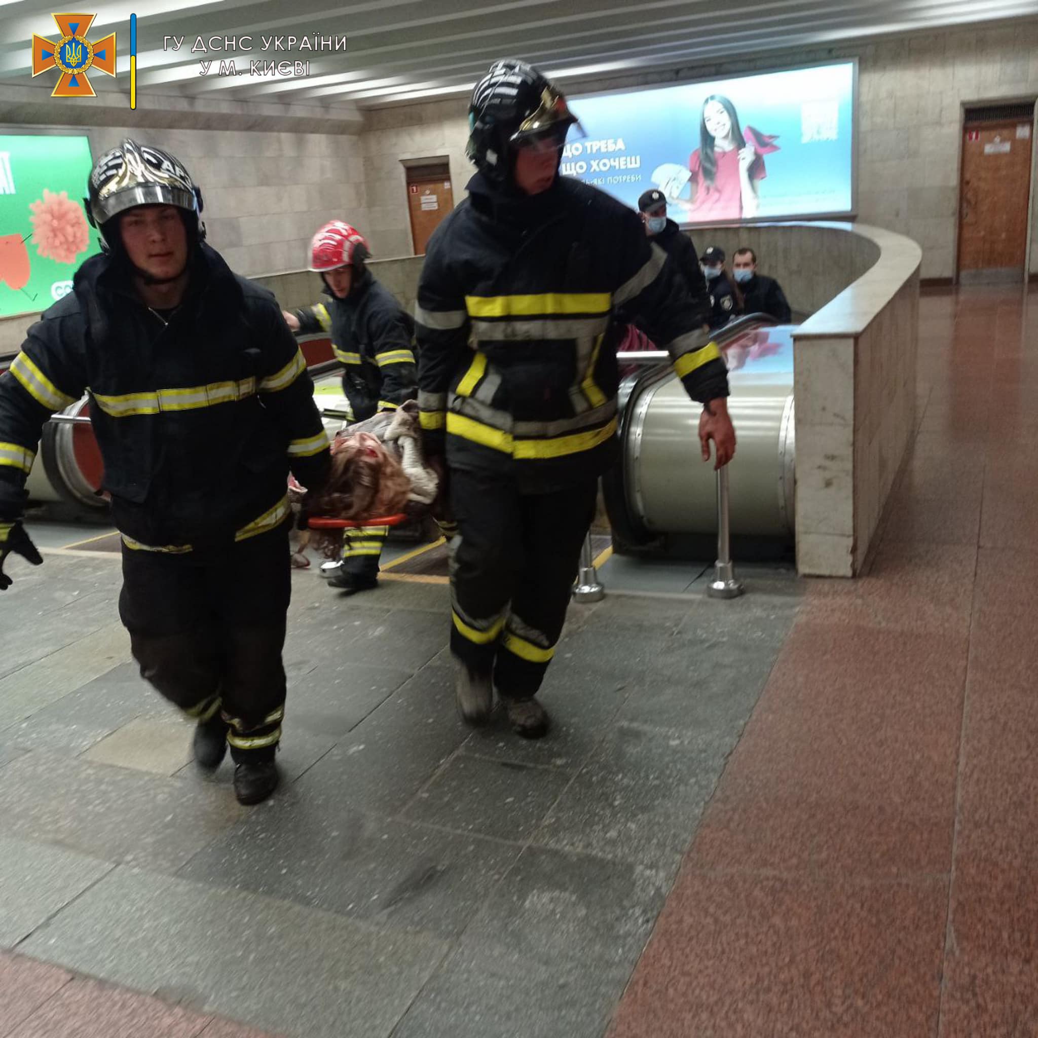 Жінку, яка впала під потяг у метро Києва, деблокували рятувальники. Вона жива: відео, фото
