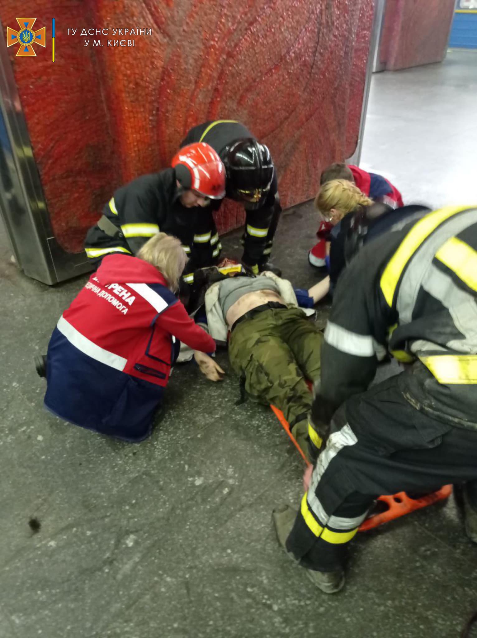Жінку, яка впала під потяг у метро Києва, деблокували рятувальники. Вона жива: відео, фото