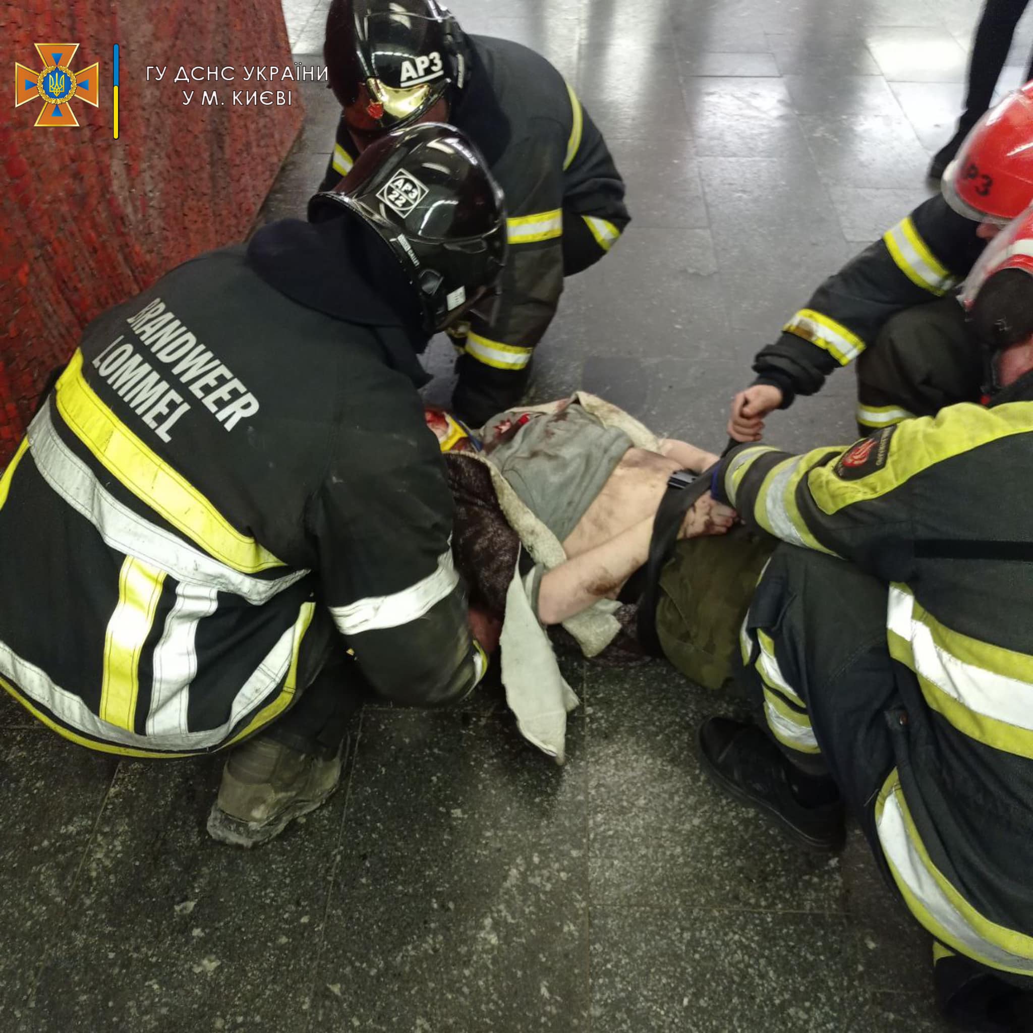 Жінку, яка впала під потяг у метро Києва, деблокували рятувальники. Вона жива: відео, фото