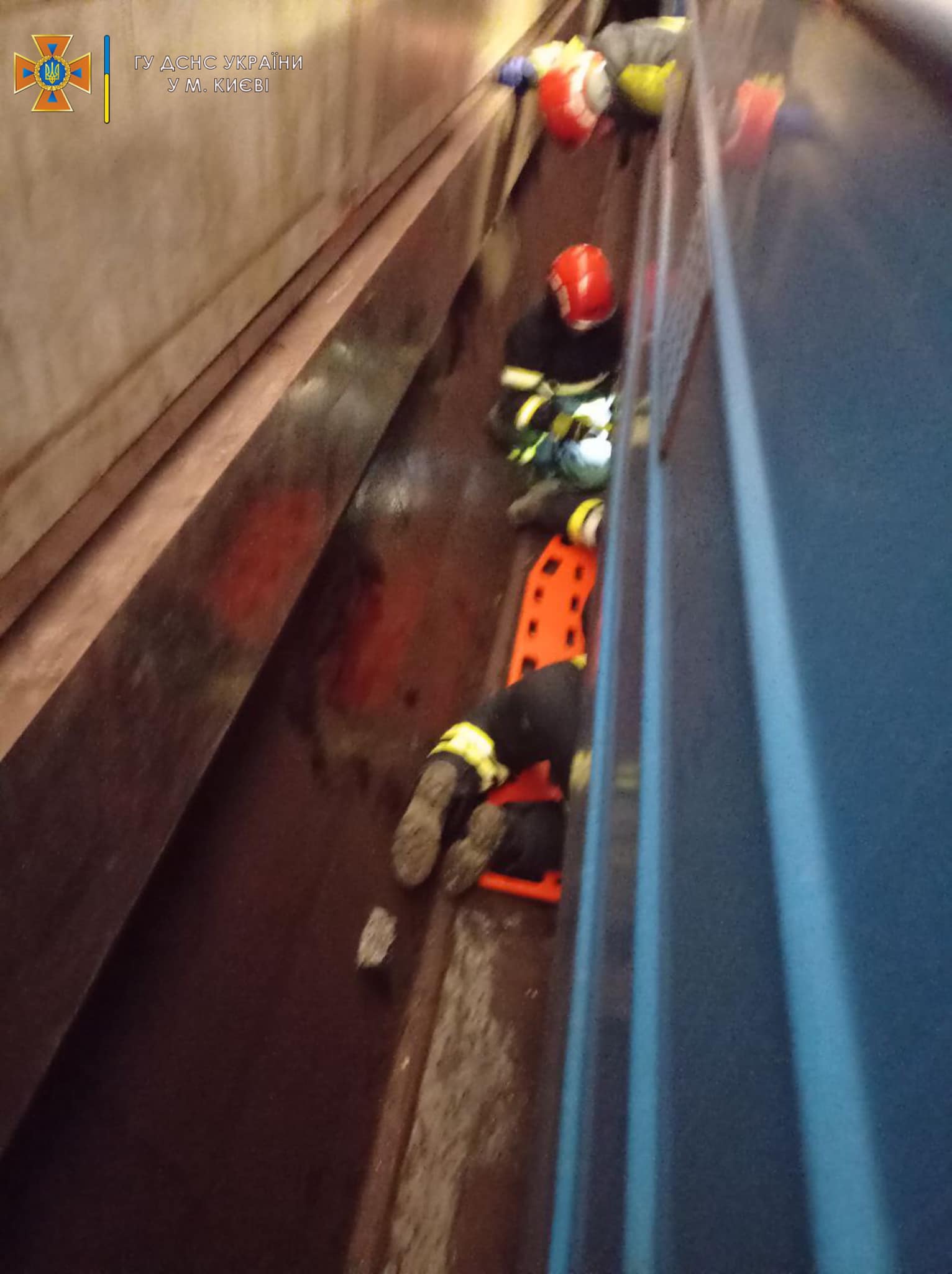 Жінку, яка впала під потяг у метро Києва, деблокували рятувальники. Вона жива: відео, фото