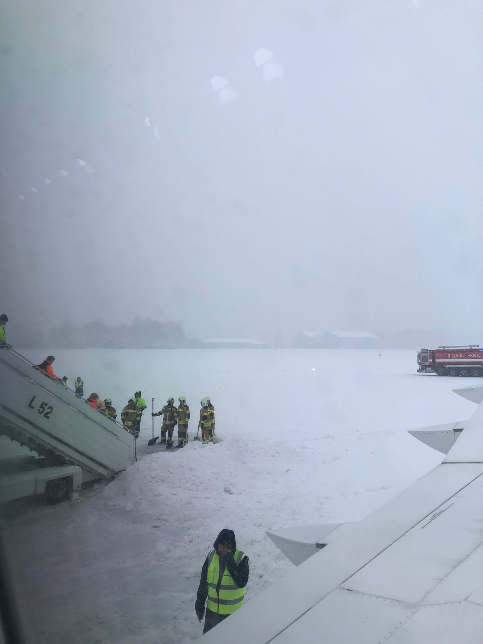 В Риге самолет съехал с рулежной дорожки, на борту был глава МИД Латвии: фото, видео