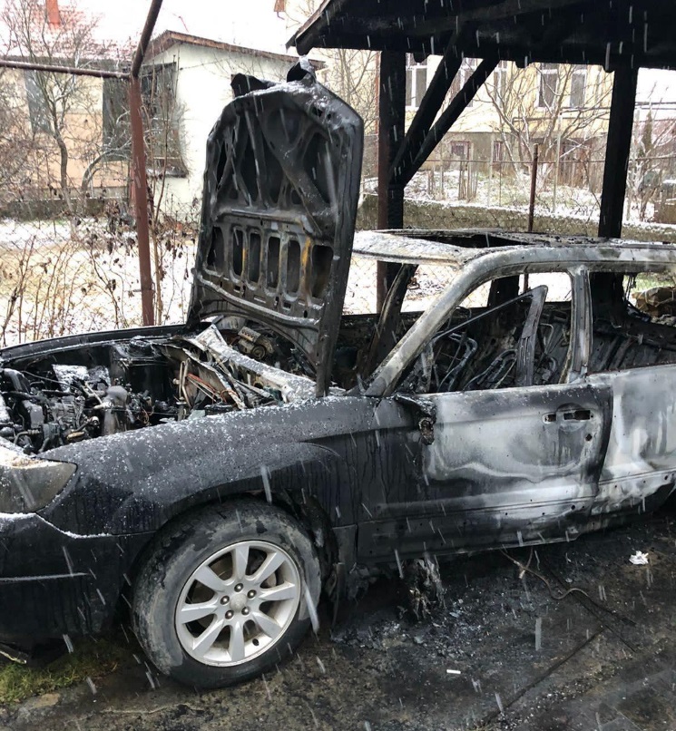 Поджог авто (Фото – Нацполиция) В Ужгороде сожгли автомобили журналиста – фото, видео