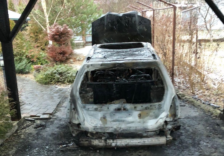 В Ужгороде сожгли автомобили журналиста – фото, видео