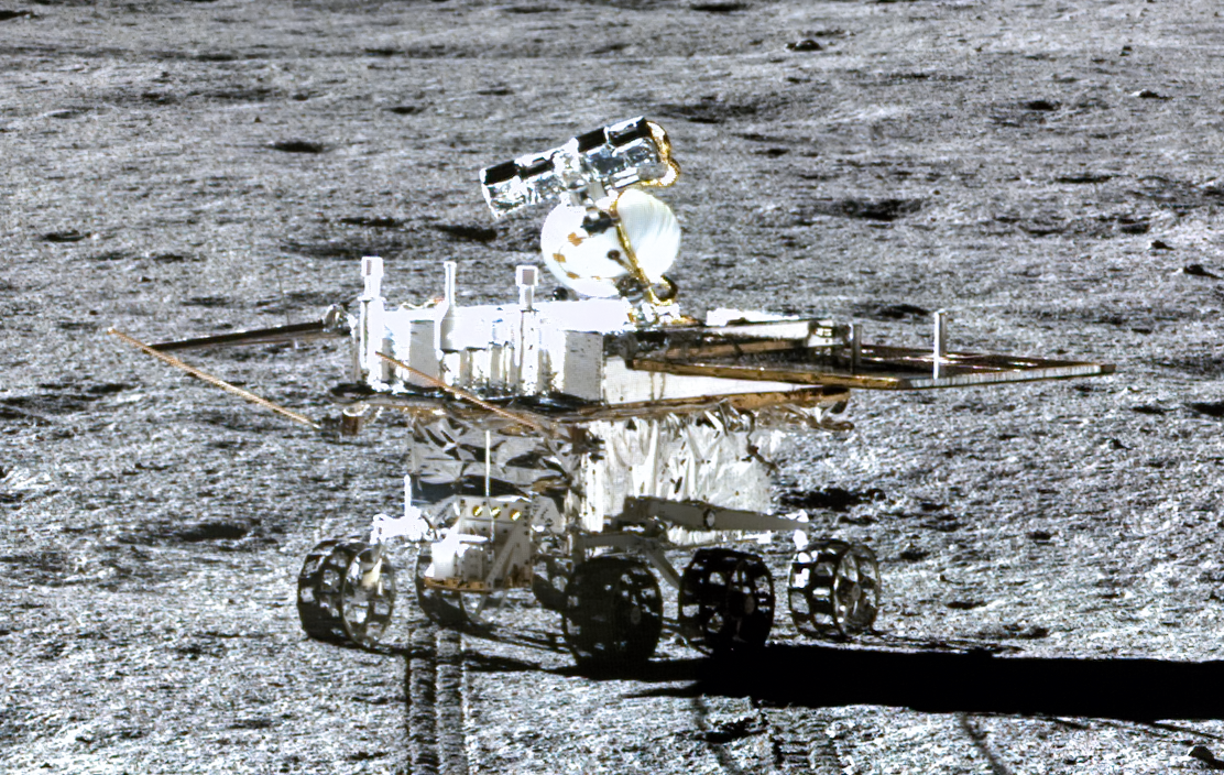Місячний ровер Yutu 2, вид із посадкового модуля (Фото – CSNA) Місячний ровер Yutu 2, вид із посадкового модуля (Фото – CSNA)