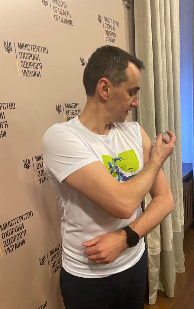 Фото: facebook.com/viktor.liashko Ляшко сам себя вакцинировал от гриппа: фото