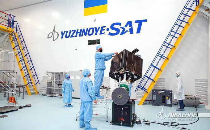 Український супутник Січ, який запустить SpaceX, відправили з Борисполя до США: фото