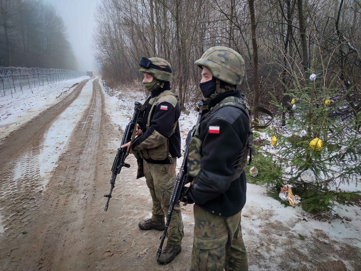 Польско-беларуская границa (Фото – Twitter польских пограничников) Группа мигрантов пыталась штурмовать польскую границу: пострадал военнослужащий