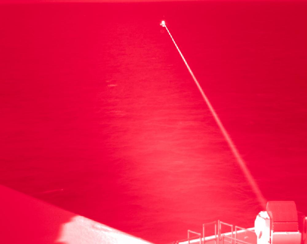 США випробували протичовнову лазерну зброю: фото тестового пострілу в Аденській затоці