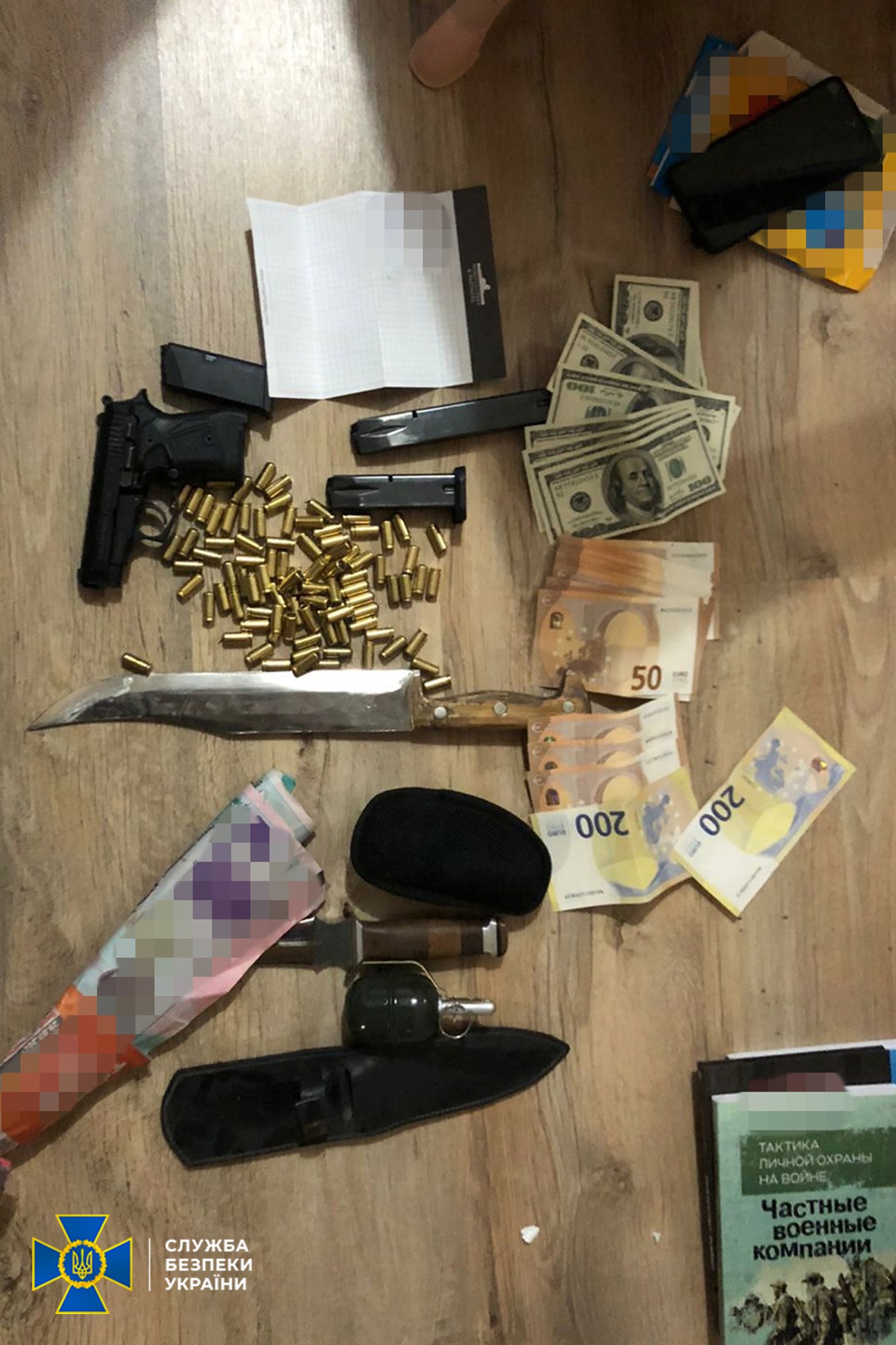 Вещи, изъятые во время обысков (Фото: сайт СБУ) Речі, які вилучили під час обшуків (Фото: сайт СБУ)