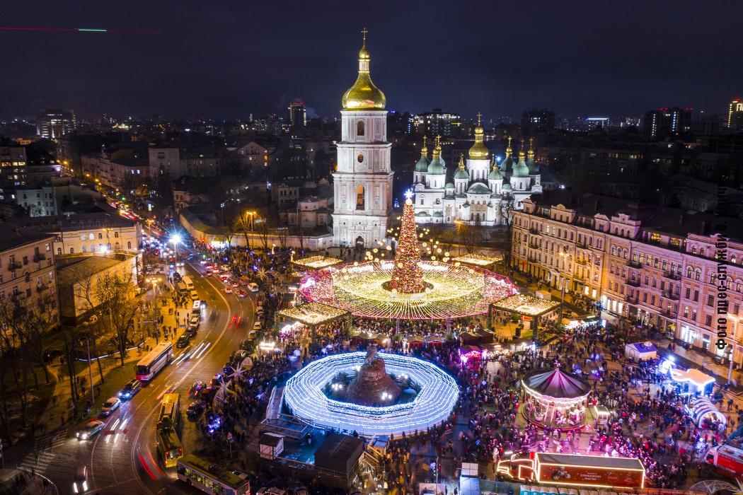 В Киеве зажгли праздничные огни на главной елке страны: видео, фото