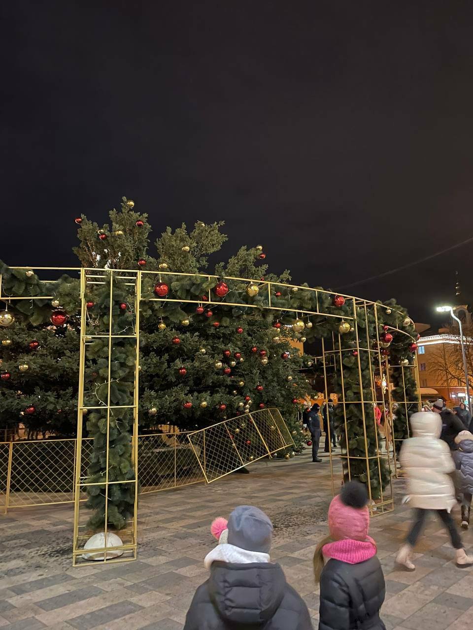 Падіння ялинки у Маріуполі (фото – 0629.com.ua) На центральній площі Маріуполя впала головна ялинка міста – фото, відео