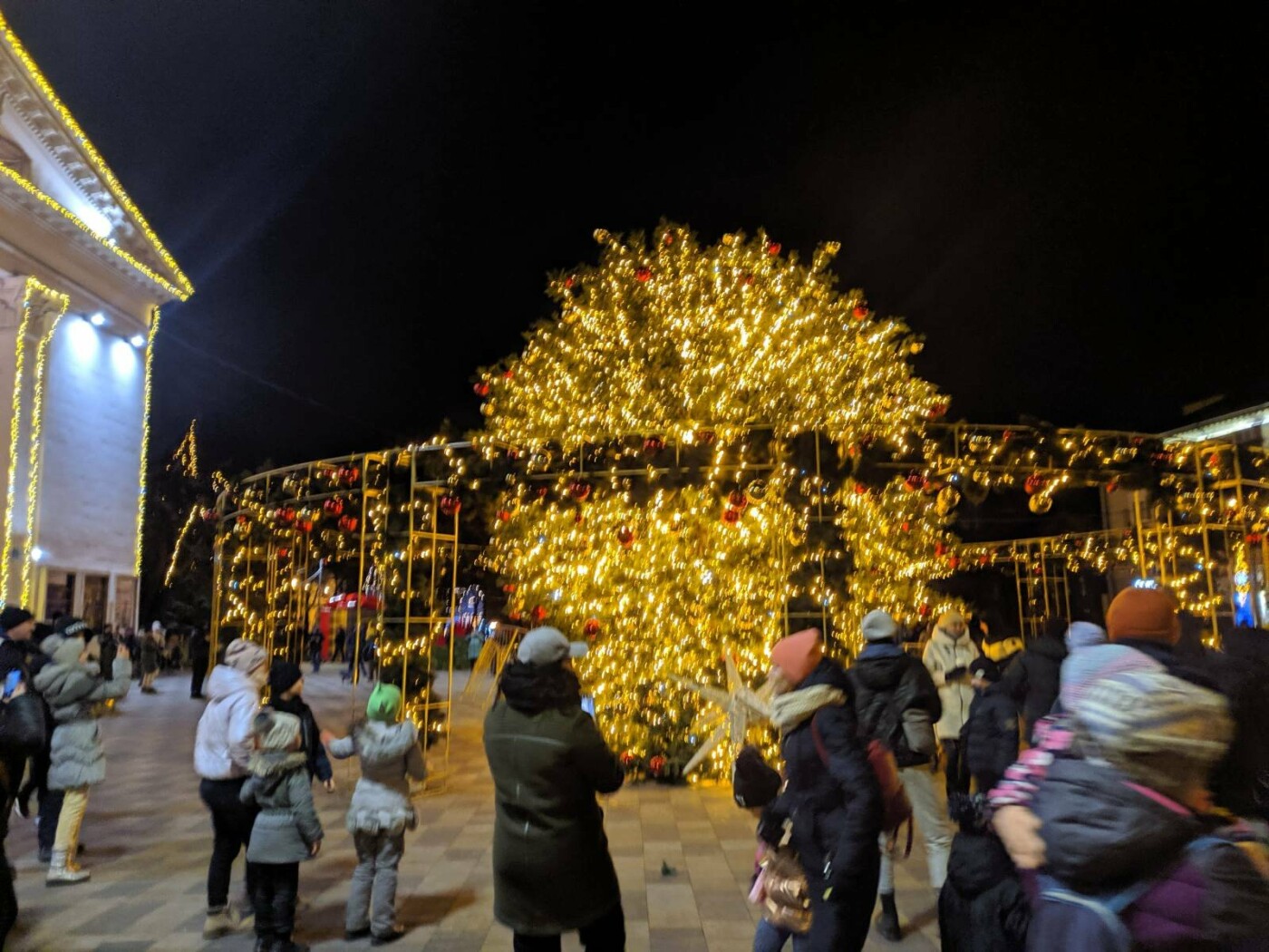 Падіння ялинки у Маріуполі (фото – 0629.com.ua) На центральній площі Маріуполя впала головна ялинка міста – фото, відео