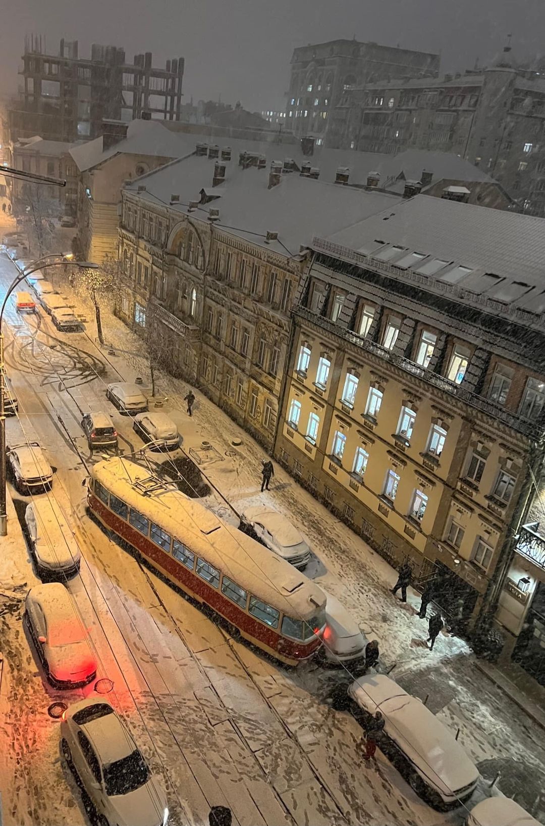 У Києві через негоду зійшов із рейок трамвай: фото