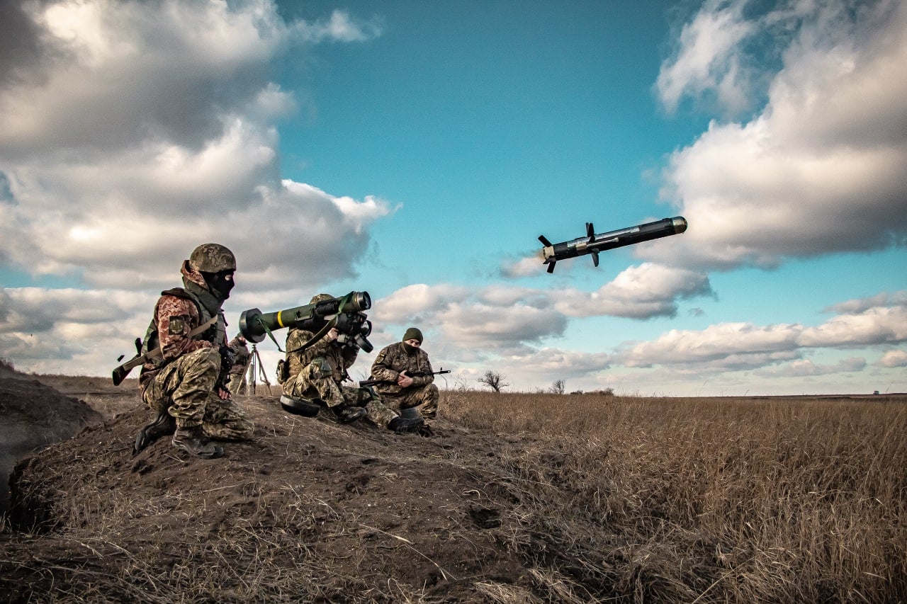 Стрельбы из джавелинов (Фото – штаб ООС) Защитные "зонтики" не спасли: Javelin уничтожил танк "врага" на Донбассе – фото, видео