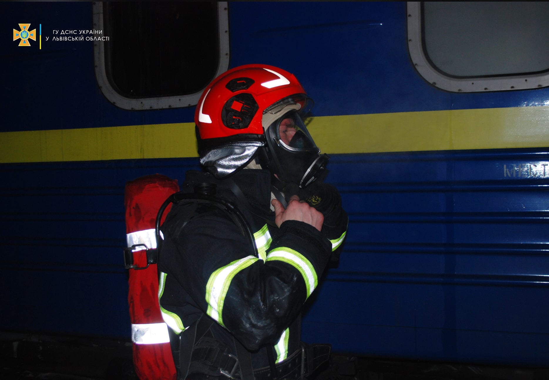 Пожежа у поїзді, Львів (фото – ДСНС) На центральному вокзалі Львова спалахнув вагон поїзда – фото