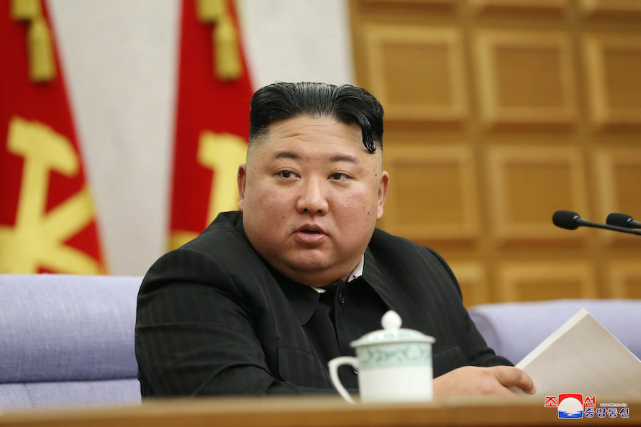 Ким Чен Ын в феврале 2021 года (фото – EPA) Ким Чен Ын заметно похудел. В КНДР говорят, что он ест меньше "ради страны"