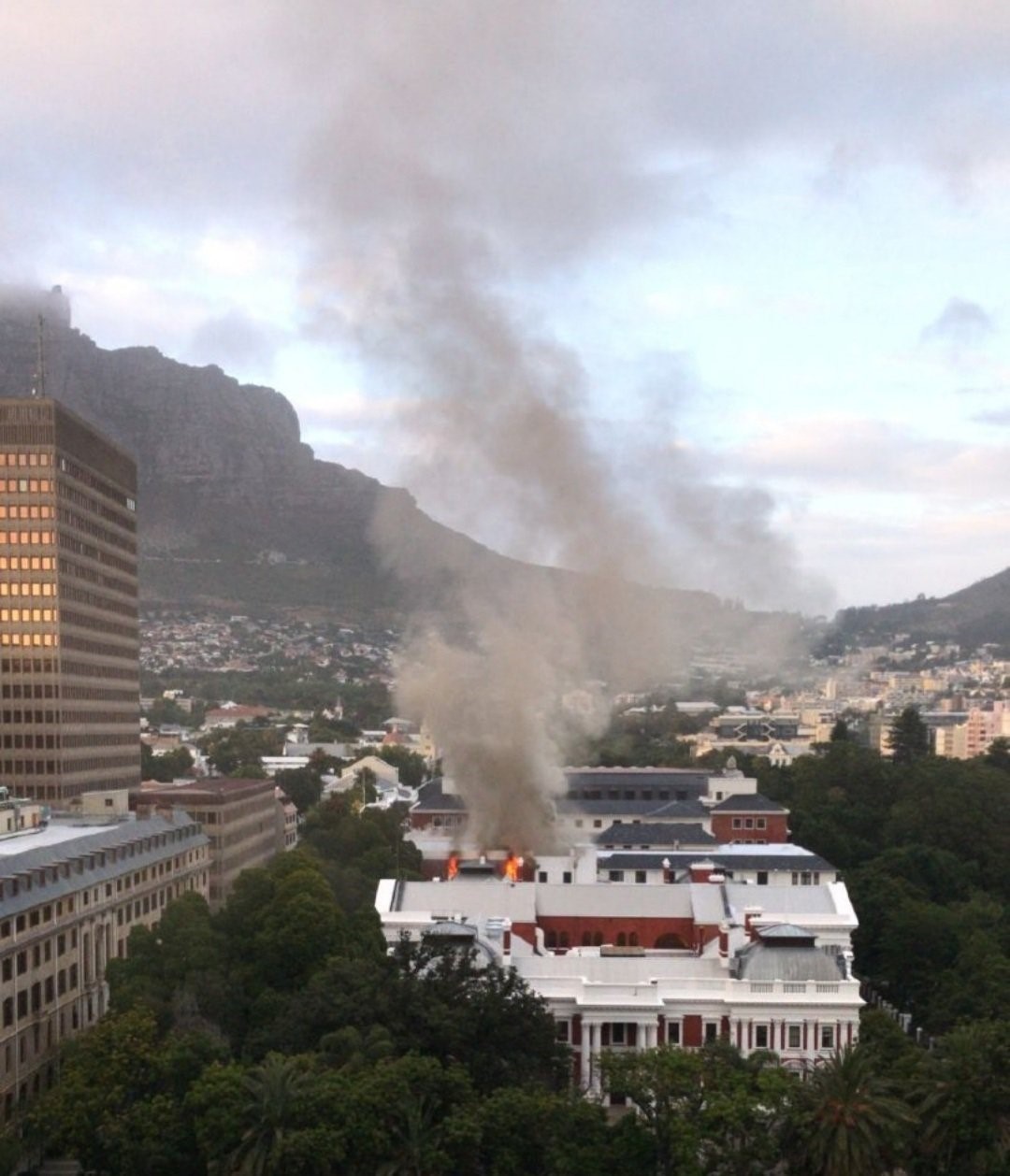 Масштабный пожар. В Кейптауне горит здание парламента ЮАР – фото, видео