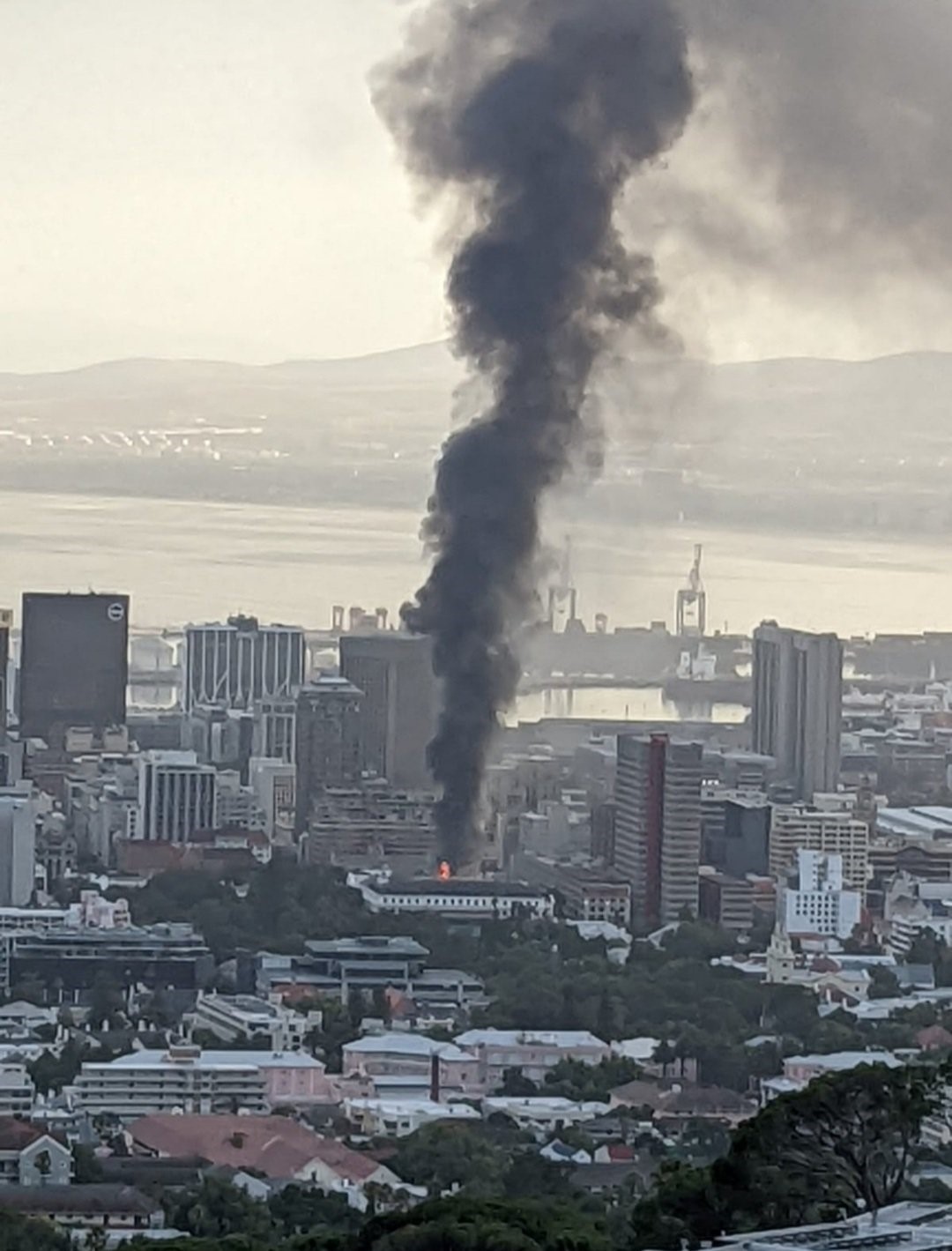 Масштабна пожежа. У Кейптауні горить будівля парламенту ПАР – фото, відео