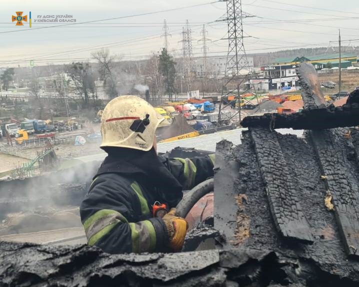 Под Киевом загорелся отель. В полиции говорят, что из-за неисправности электросети 