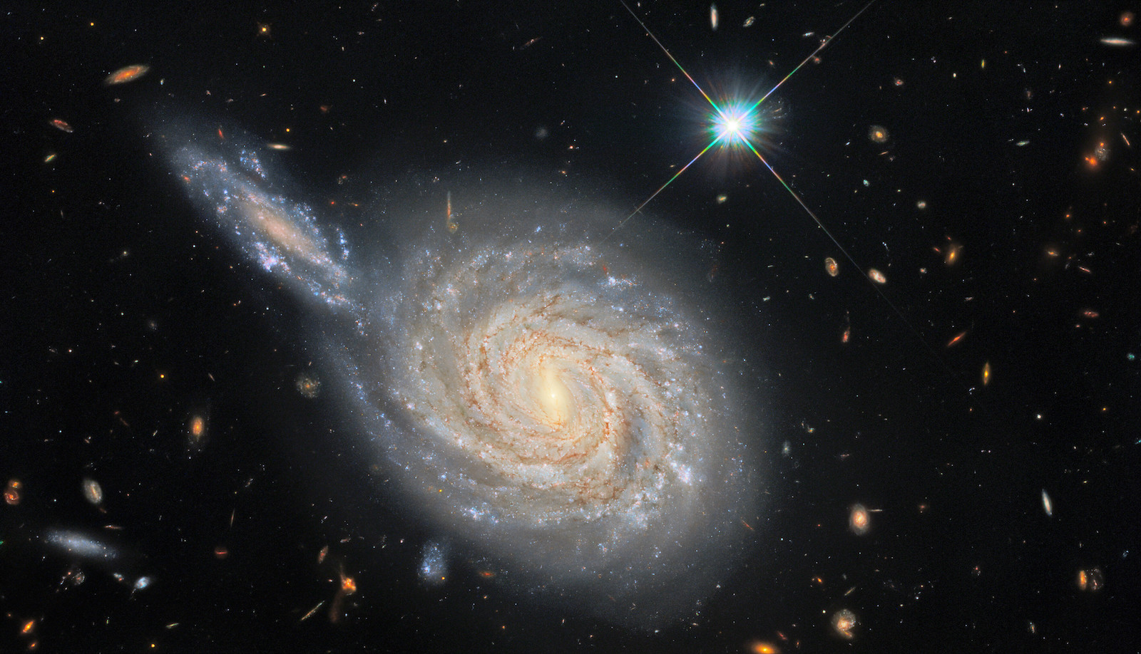 Телескоп Hubble запечатлел мнимое "столкновение" галактик: фото