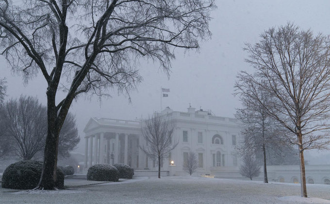 Снегопад "приземлил" вертолет Байдена: фото непогоды в Вашингтоне
