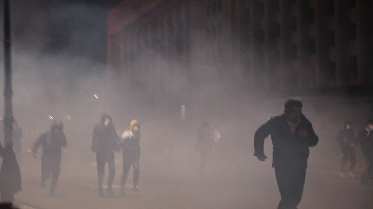 Гранати та палаючі машини. Як минула ніч протестів у Казахстані та що вранці – фото, відео