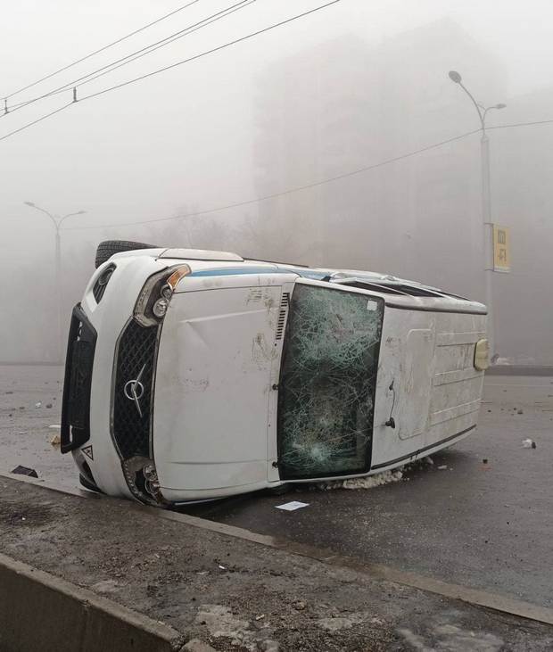 Протестующие в Алматы переворачивали и жгли полицейские авто (Фото: tengri.almaty/Instagram)