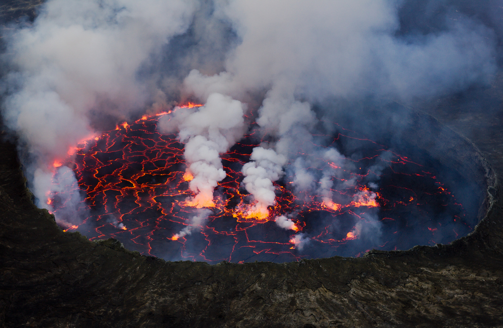 Вулканическое озеро в кратере вулкана Ньирагонго (Фото – Wikipedia)